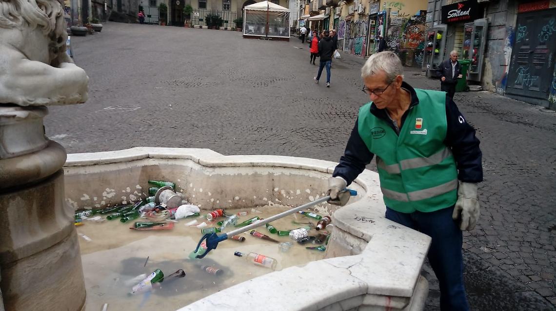 La fontana di Monteoliveto pulita per l'ennesima volta 