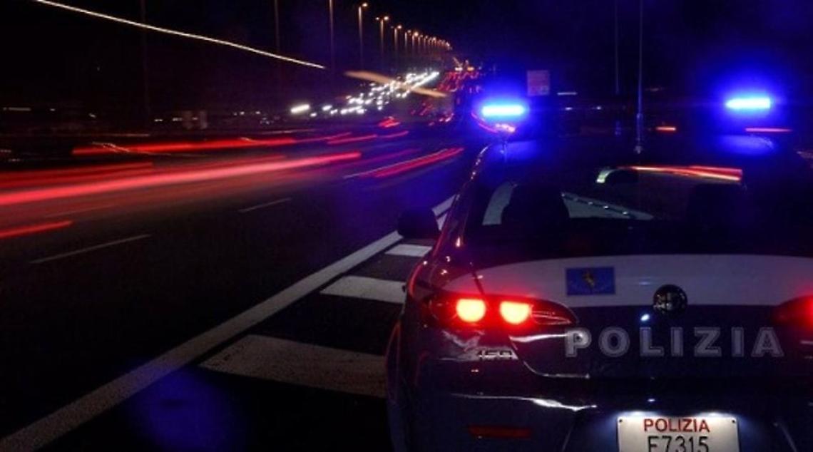 Alla guida senza patente, 19enne non si ferma all'alt e sperona volanti