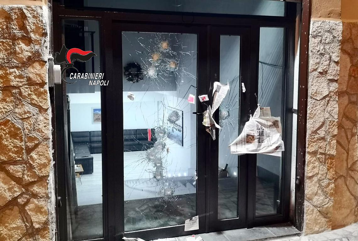 Stesa con giallo a Secondigliano, nel mirino una casa discografica