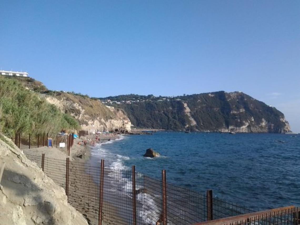 Maltempo a Ischia, smottamento sulla spiaggia di Cava dell'Isola