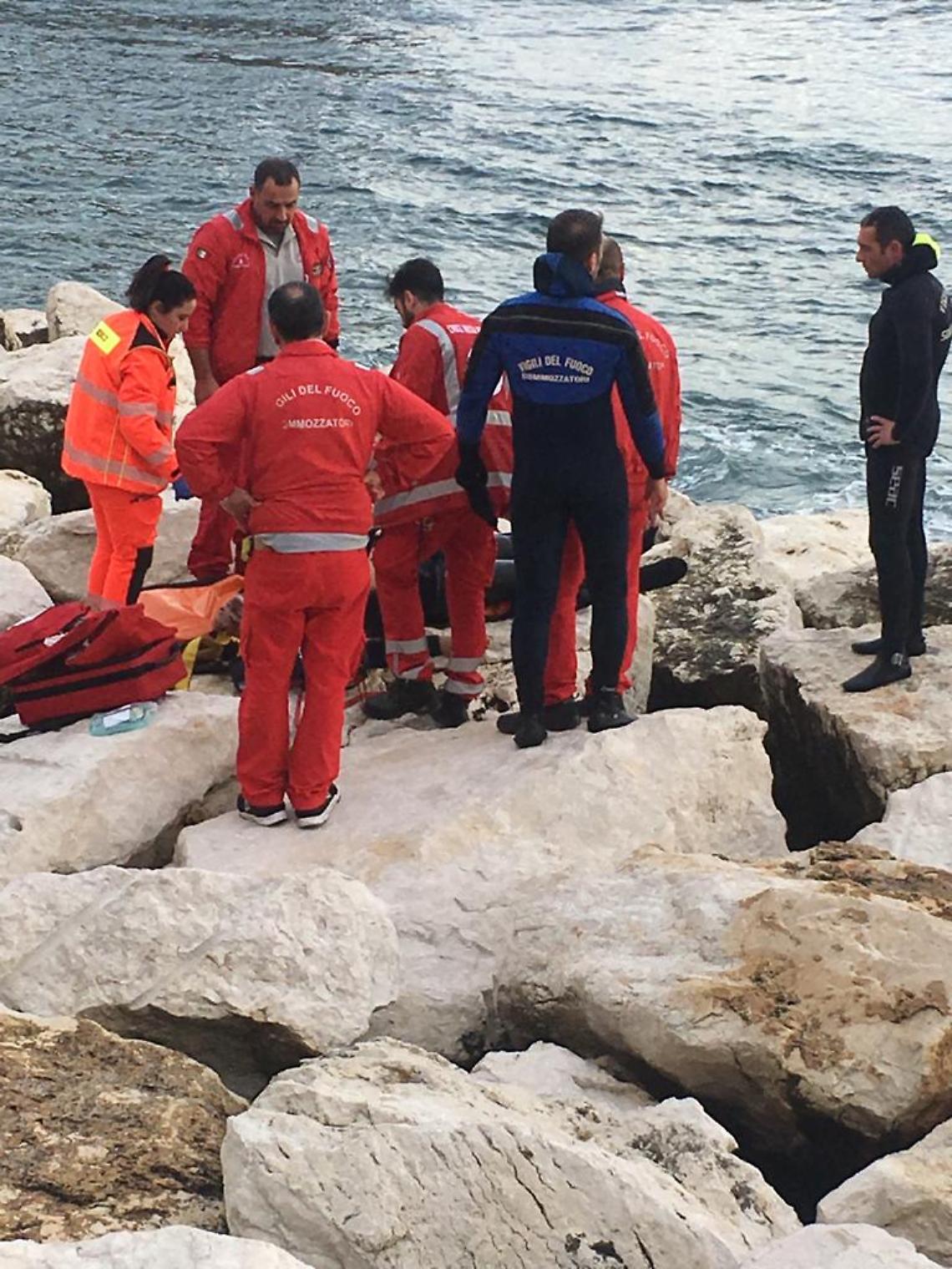 Choc sul Lungomare, sub travolto dalle onde: è morto
