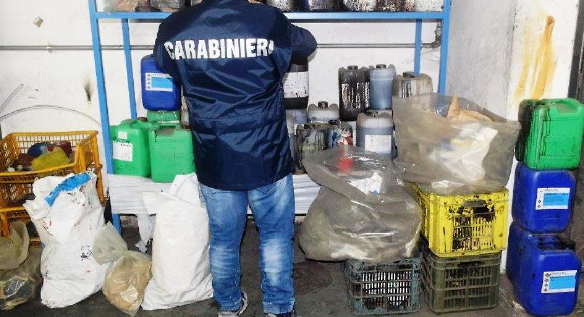 Scoperta fabbrica "fantasma": sversava in campagna rifiuti pericolosi VIDEO