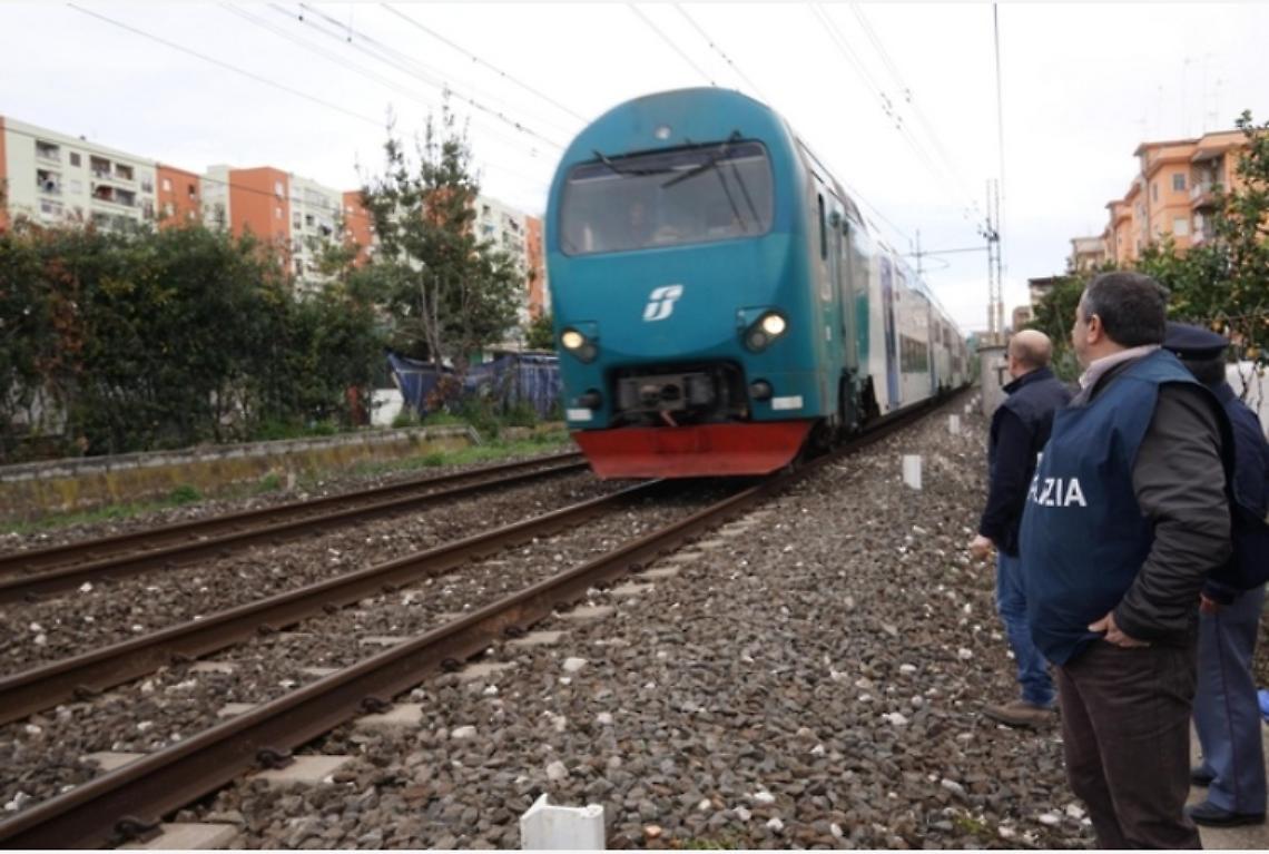 Una persona travolta e uccisa da un treno nel Napoletano