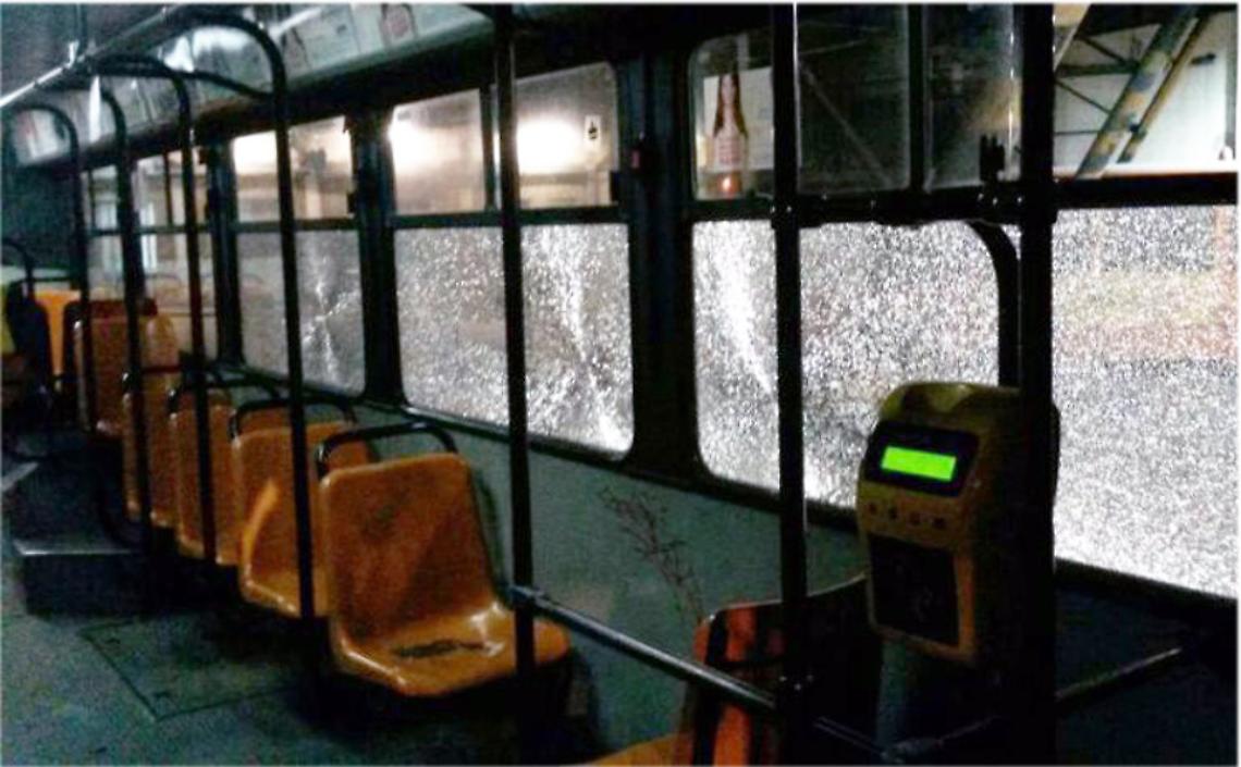 Sassi contro nuovo bus Anm in piazza Nazionale, nessun ferito