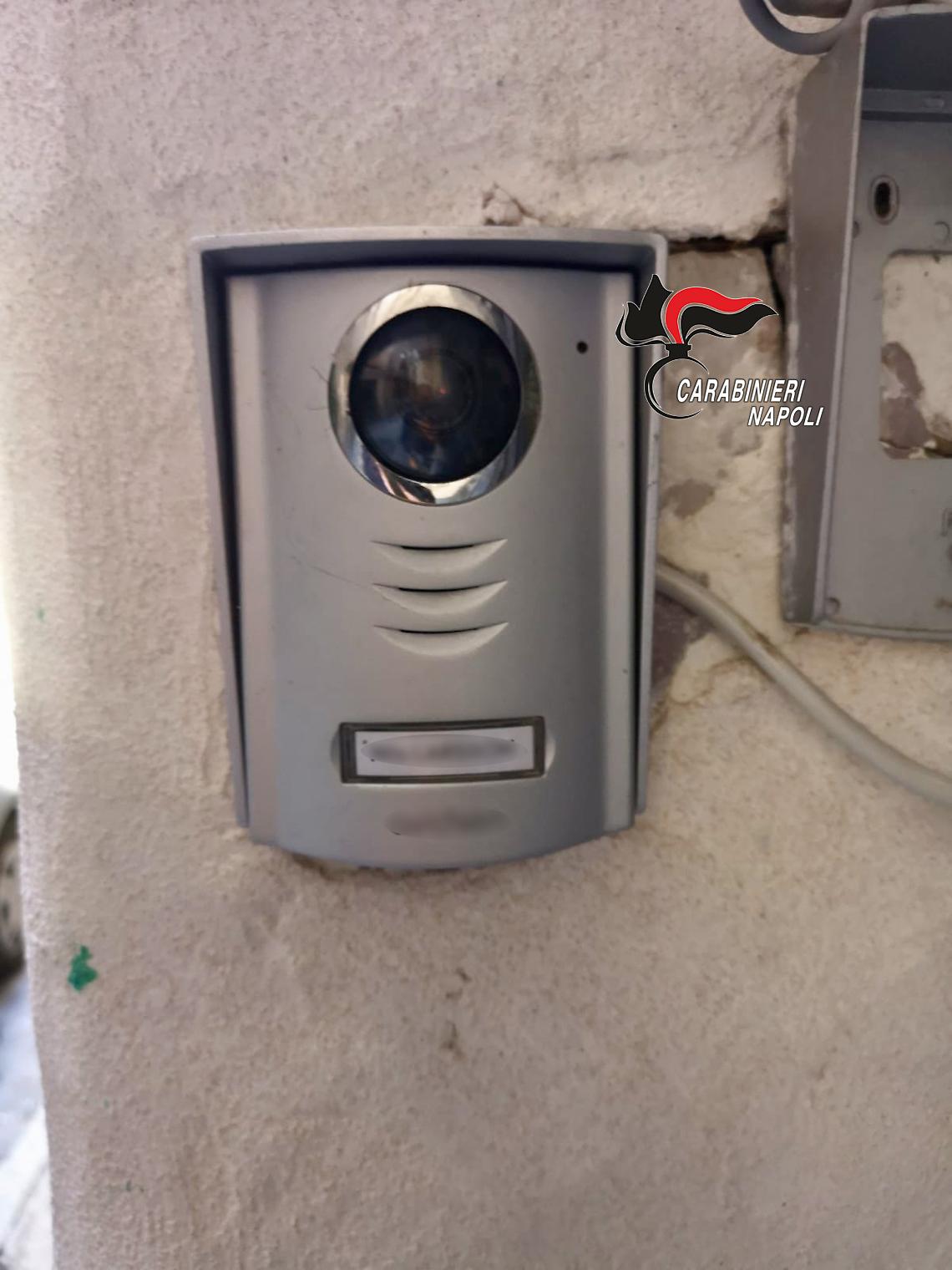 Arrestato per spaccio, a casa droga e telecamere abusive in citofono e contatori