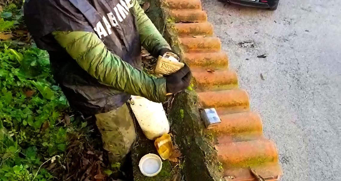 Palazzi e garage cinturati ai Camaldoli, droga nascosta ovunque: un arresto