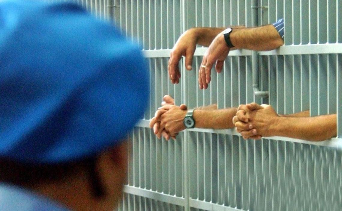 Carcere di Secondigliano, sequestrati 18 panetti di hashish e 22 smartphone