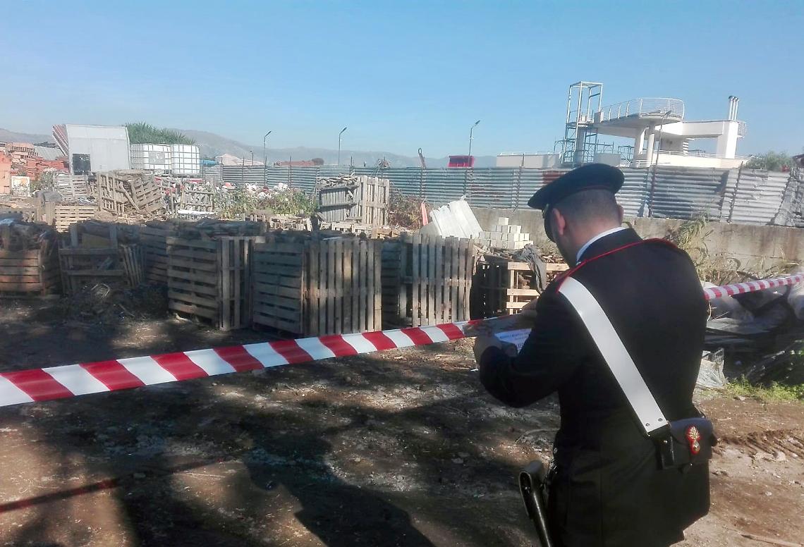 Discarica abusiva in un terreno agricolo, nei guai madre e figlio