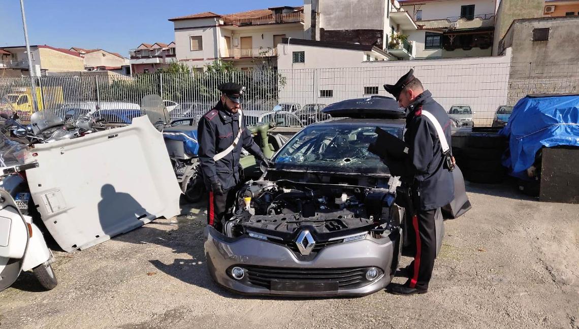 Smontavano auto rubata in un capannone sotto sequestro, tre arresti