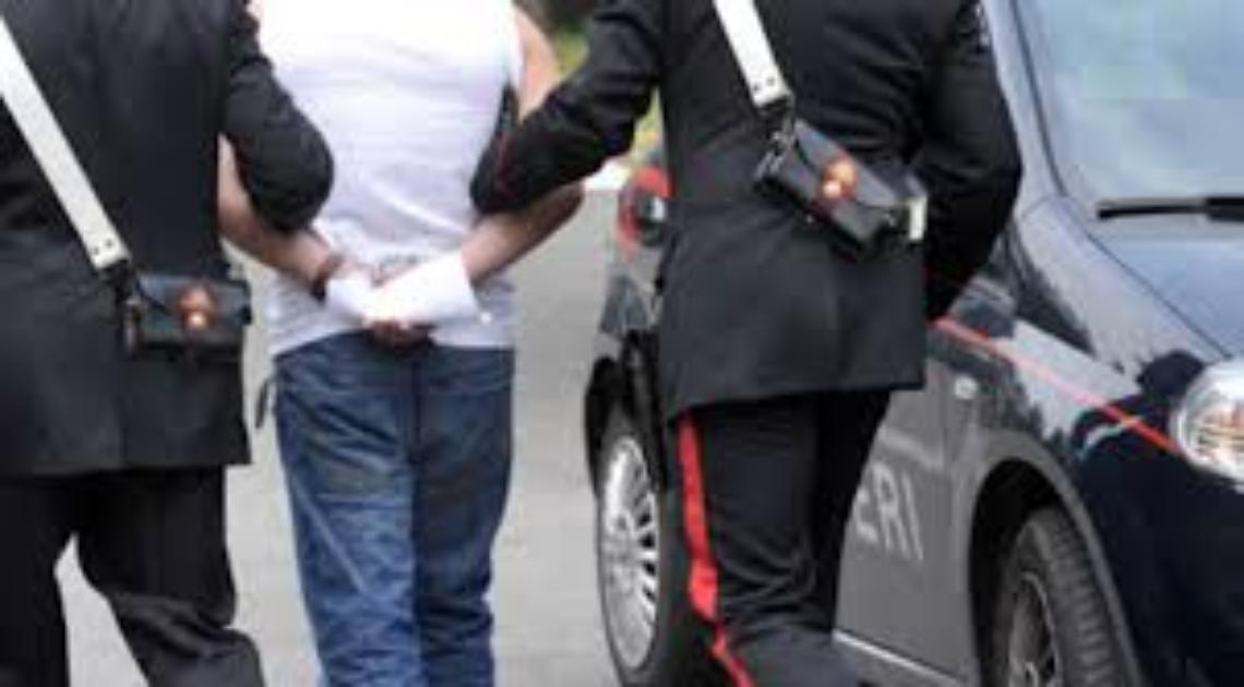 Picchia la ex, ma lei lo filma: arrestato