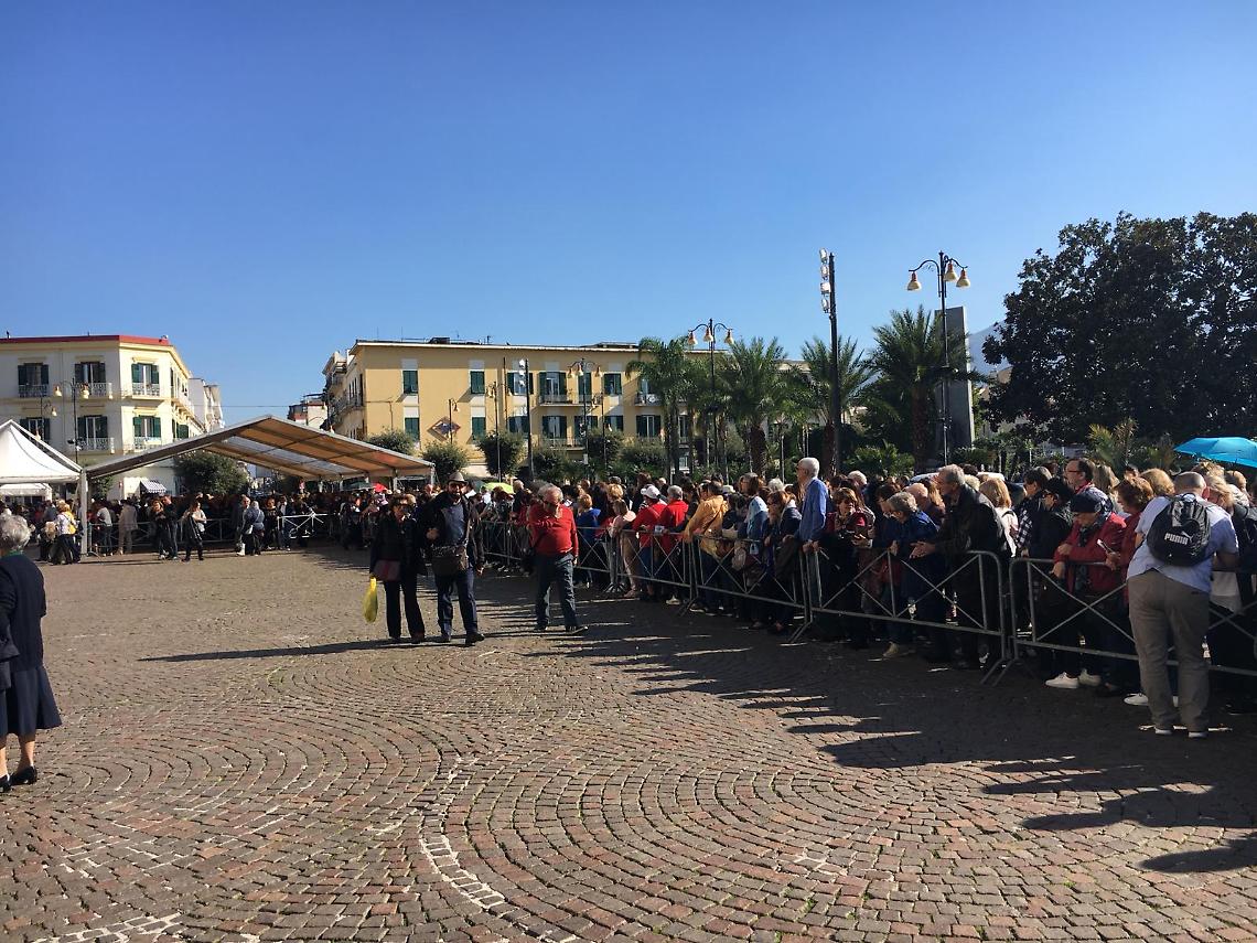 Pompei. Fiume di pellegrini per il bacio alla Madonna