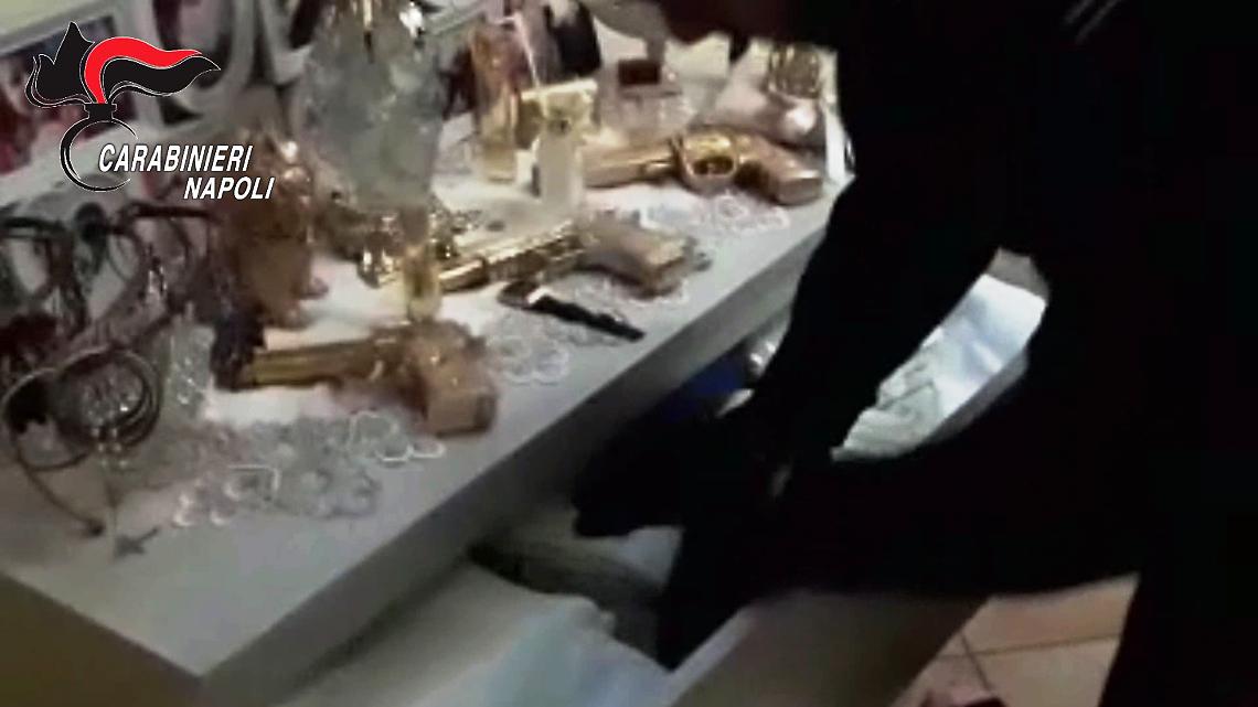 Bomboniere e confetti a forma di pistola, tre arresti per droga