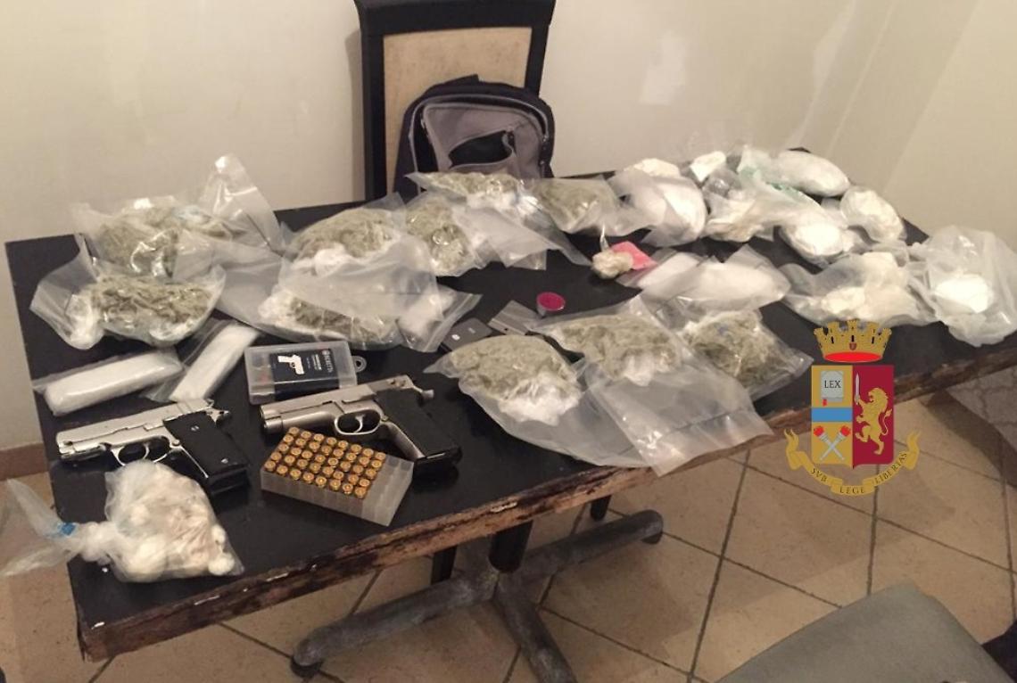 Droga e armi sequestrate ai Quartieri Spagnoli, un arresto