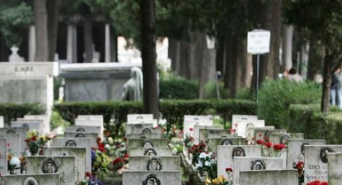 Ruba rosari e statuette al cimitero, denunciato cingalese