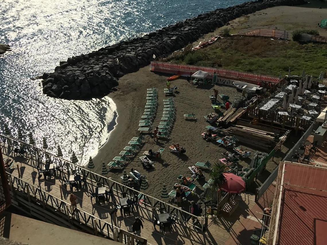 Napoli, tintarella a prova di freddo sui lidi di Posillipo