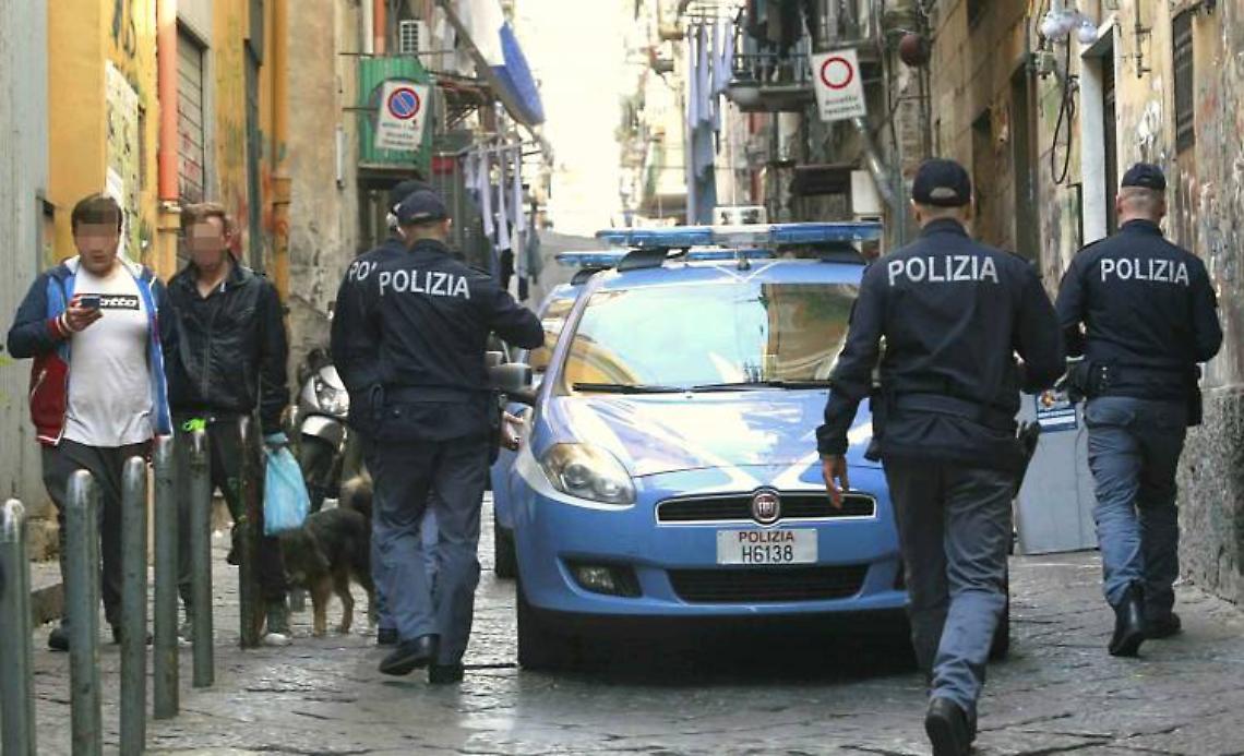 Sale la tensione a Forcella, ritrovata auto crivellata di colpi