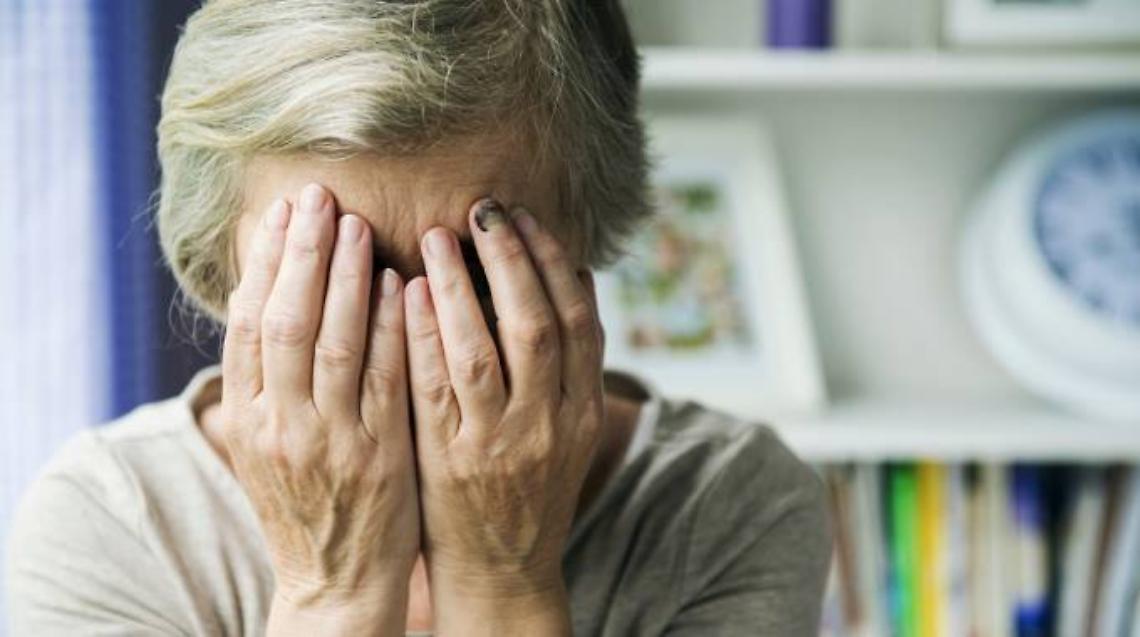 Maltrattamenti e minacce alla madre 82enne ripresi in un video