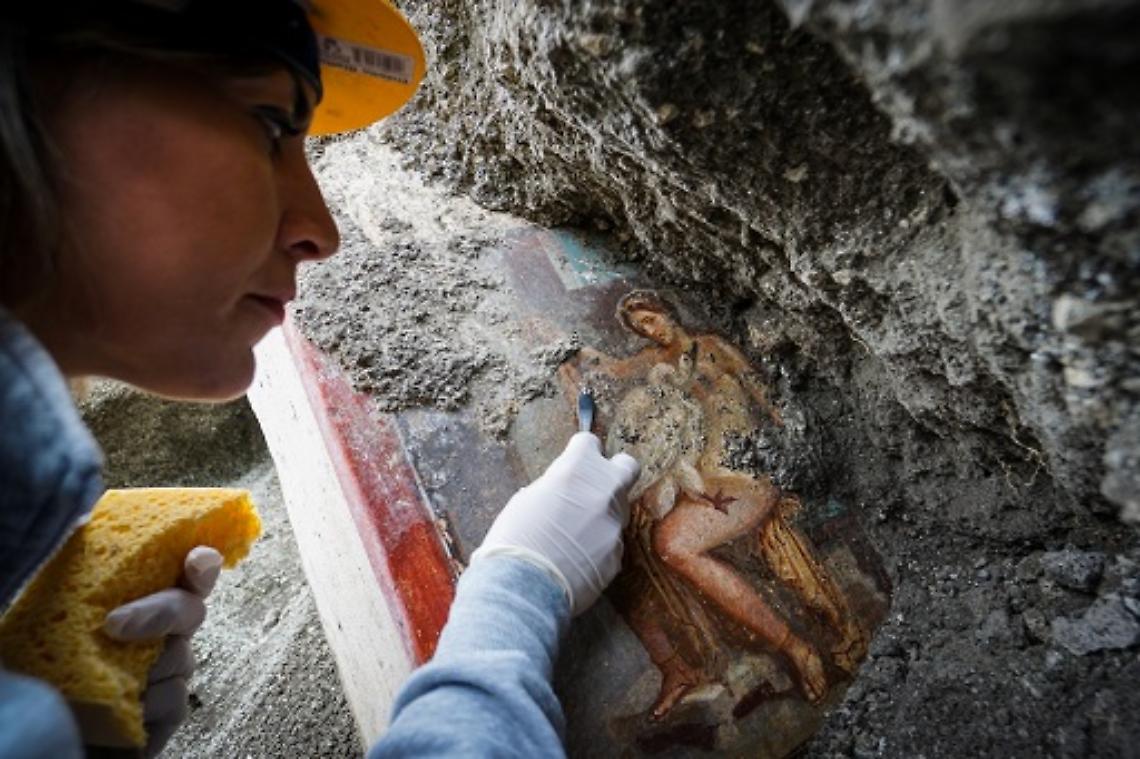 Leda e il cigno, a Pompei scoperta a luci rosse