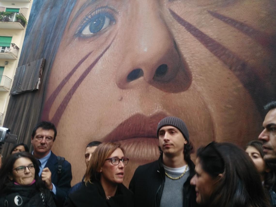 Jorit a volto scoperto per Ilaria Cucchi: è simbolo di resistenza