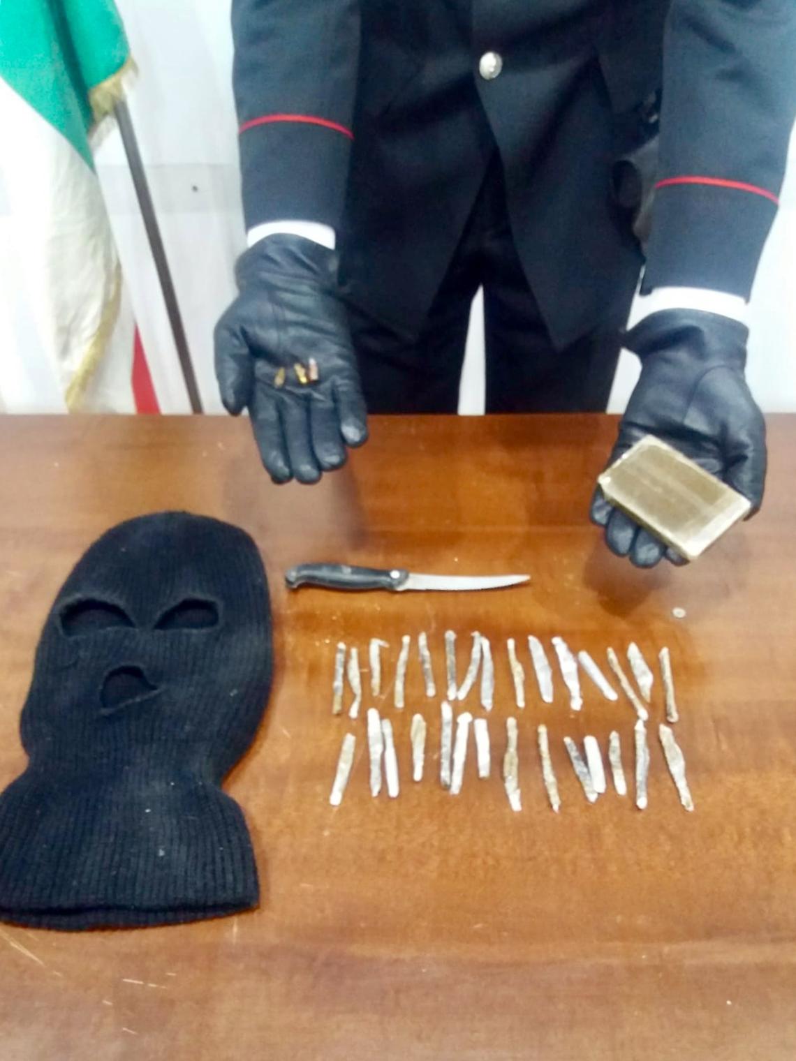 Passamontagna, droga e armi in un rudere ad Ercolano