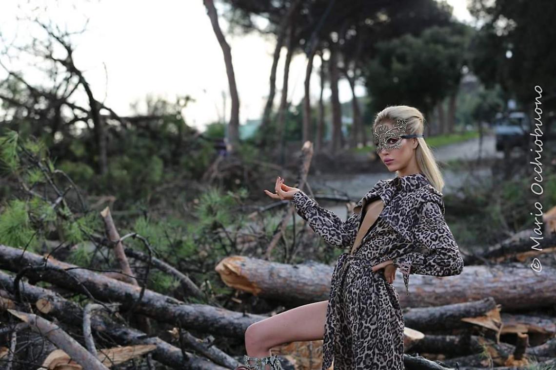 Modelle tra gli alberi abbattuti al Virgilano