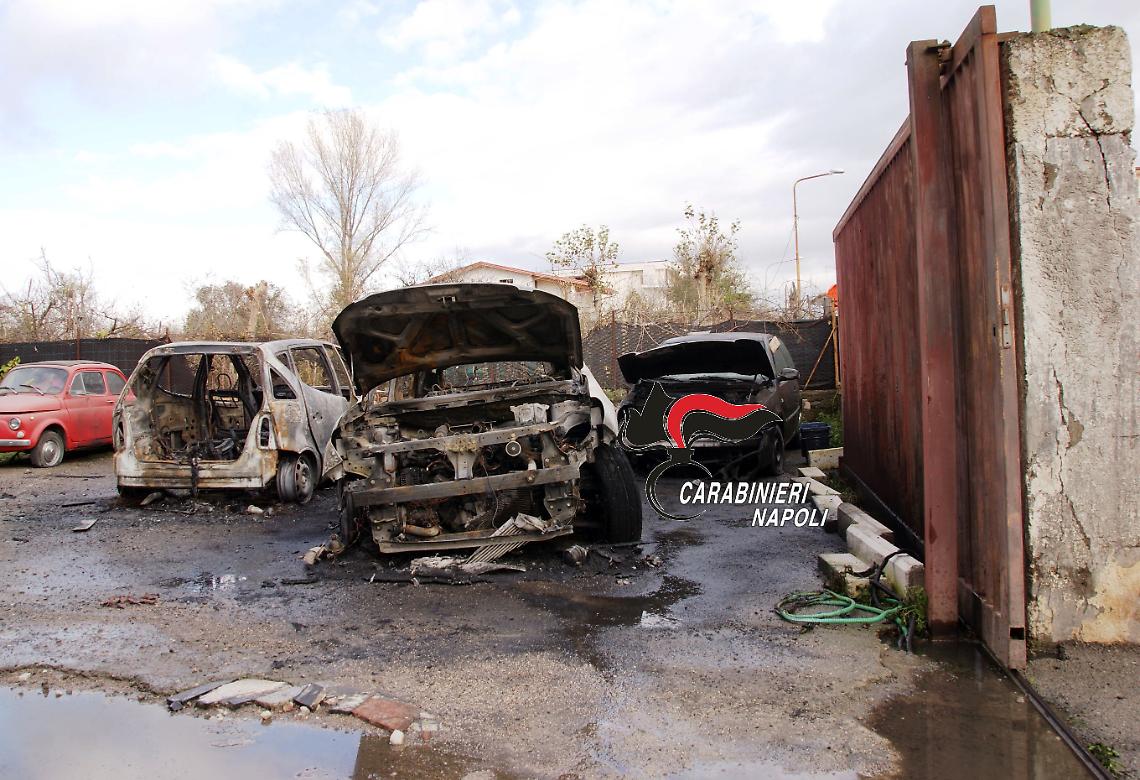 Dà fuoco alle auto della ex e del suo nuovo compagno