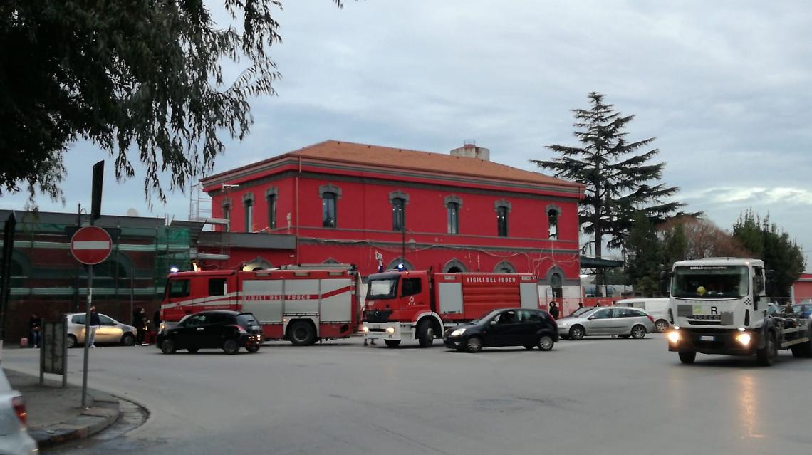 Treno in fiamme a Casoria, panico tra i pendolari