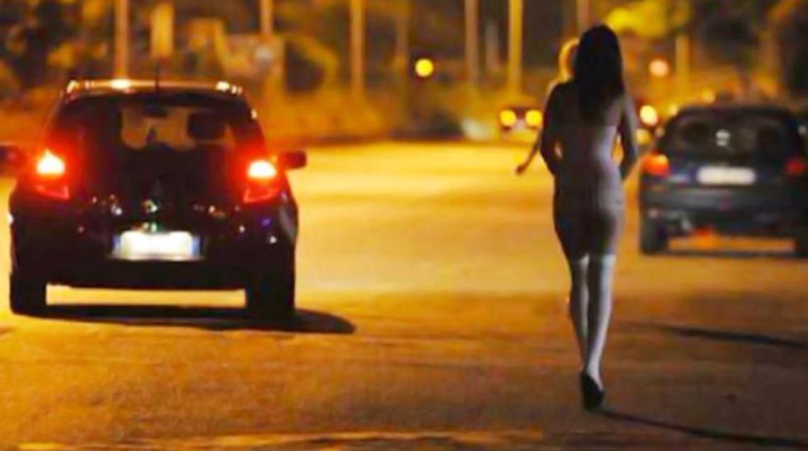 Si finge cliente e rapina prostituta, in manette