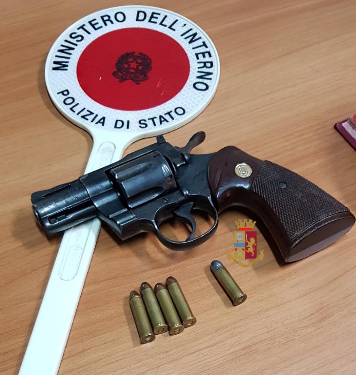 Armato pattugliava di notte il quartiere, arrestato il nipote del boss Contini