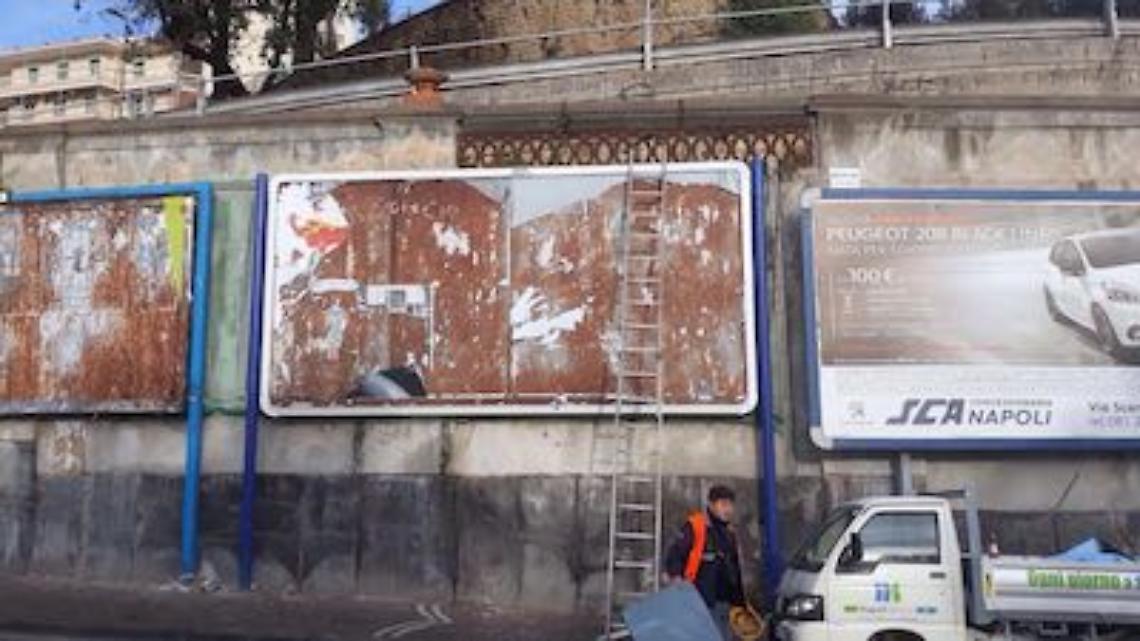 Comune rimuove i manifesti «lesivi della dignità della donna»