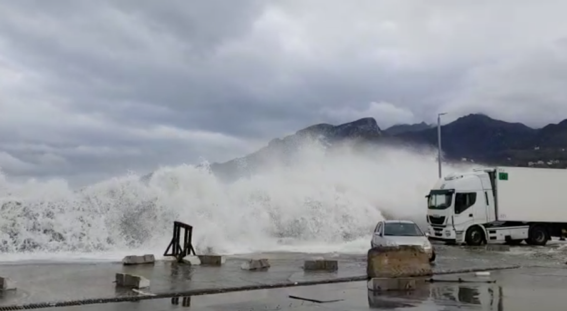 Violenta mareggiata a Salerno VIDEO