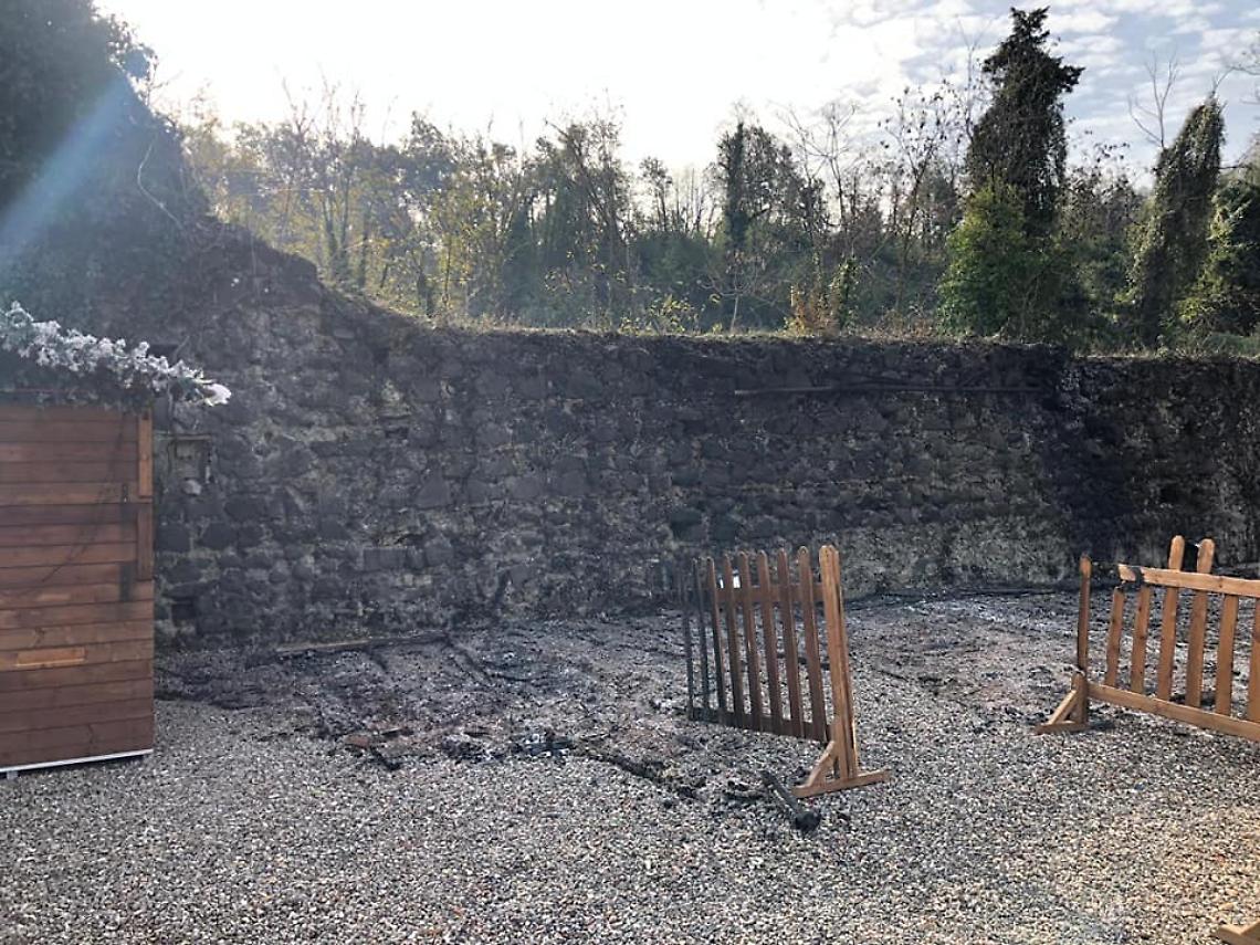 Ottaviano, date alle fiamme le casette di legno del mercatino di Natale