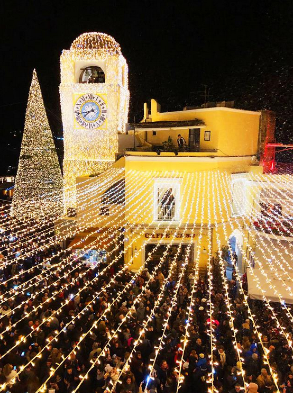 Natale a Capri, la magia delle luci e della neve in Piazzetta