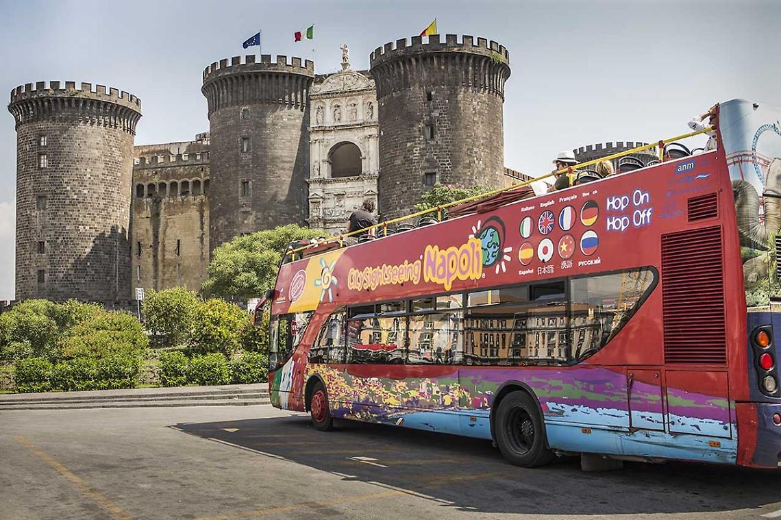 Napoli città geniale, al via il primo tour letterario a bordo del City Sightseeing
