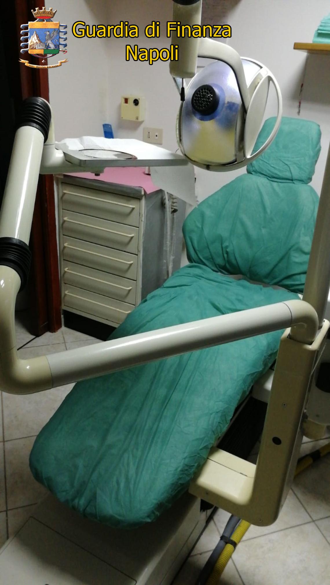 Studio dentistico abusivo in via Toledo, scattano i sigilli
