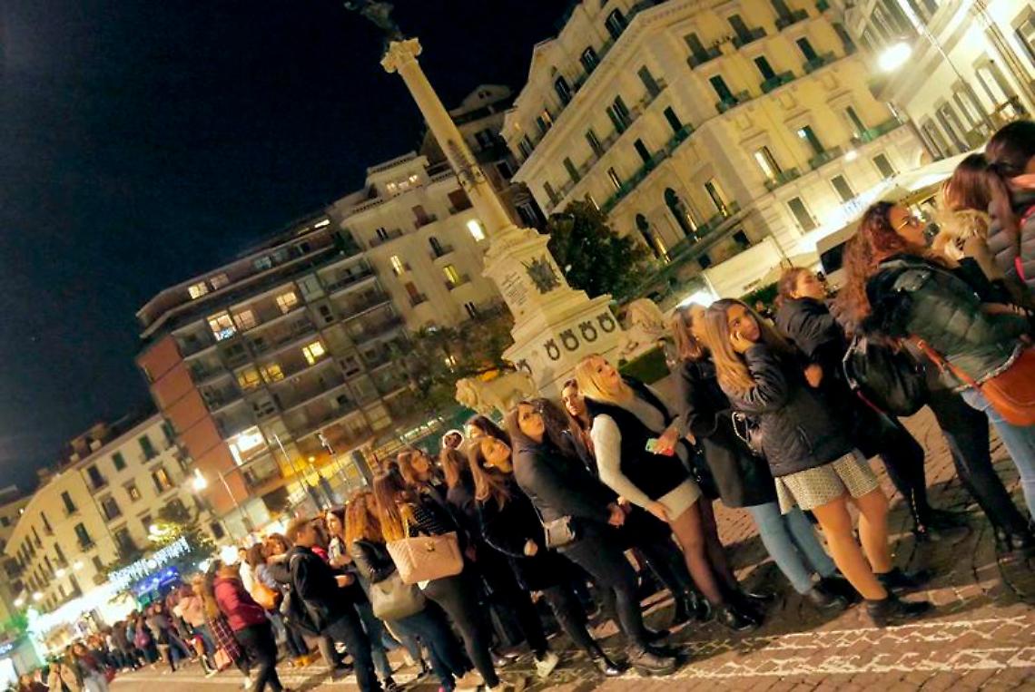 Tutte pazze per Clio Make Up, migliaia di ragazze in via Calabritto 