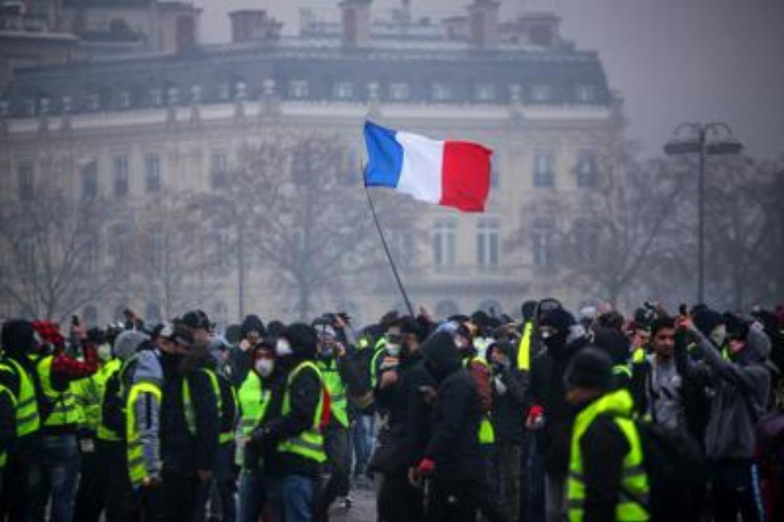 Macron si arrende, stop ad aumento carburanti