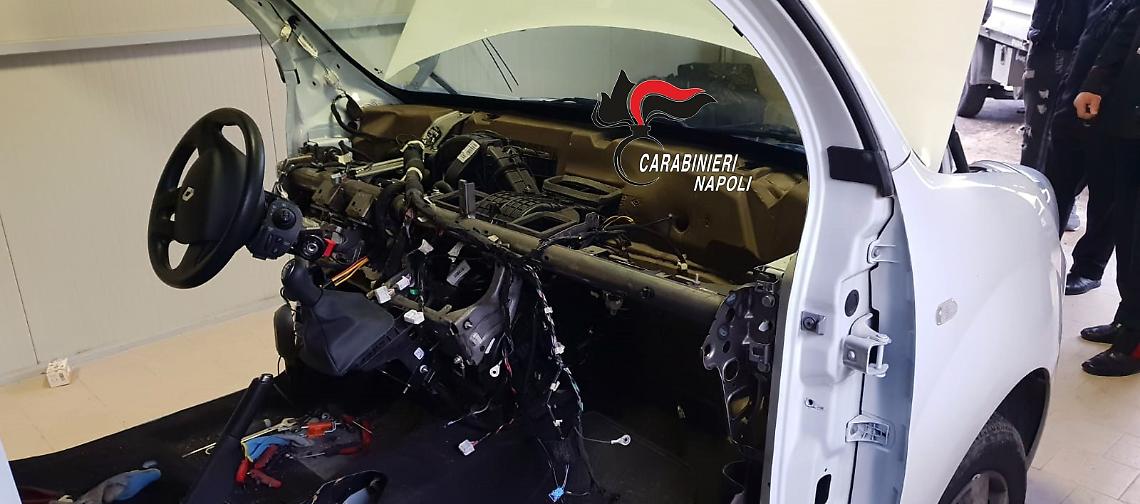 Irruzione in un capannone, auto rubata già a pezzi per il mercato illegale dei ricambi