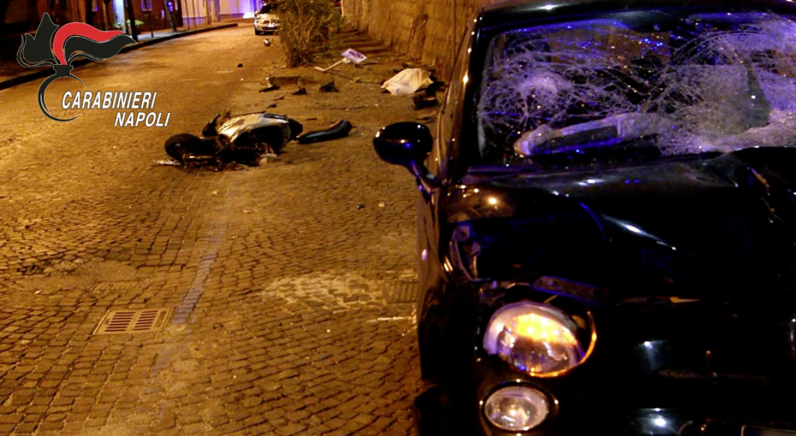Gara tra auto di notte, investe e uccide spazzino: arrestato 21enne