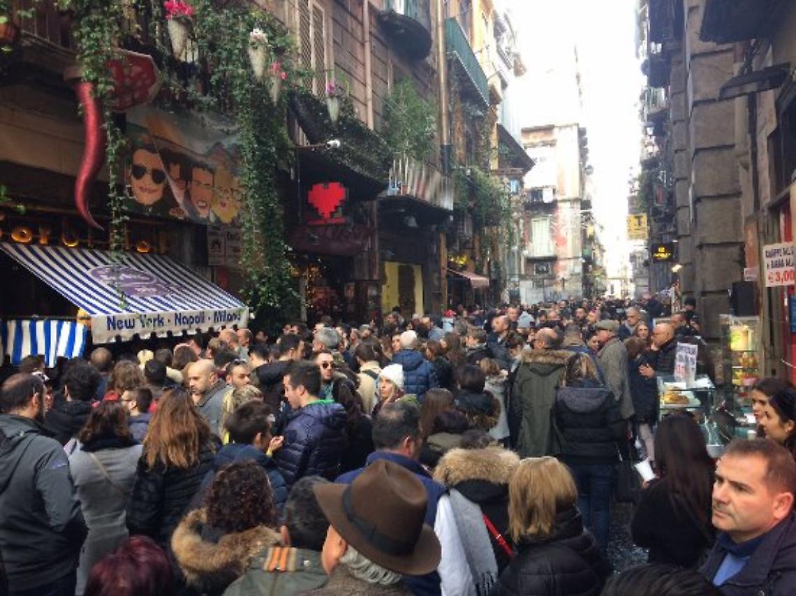 Via dei Tribunali, da domani isola pedonale nelle vie dei presepi