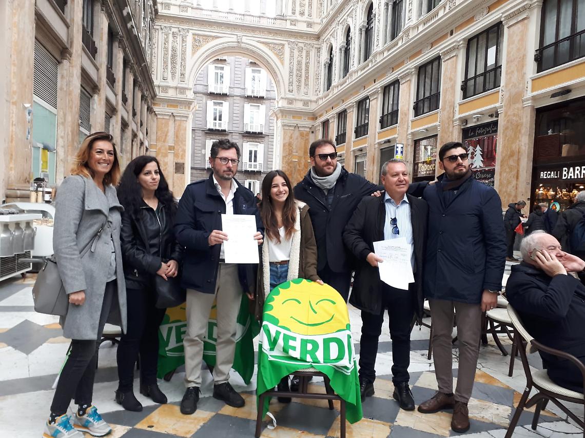 Centinaia di firme in poche ore per la chiusura notturna della Galleria Umberto