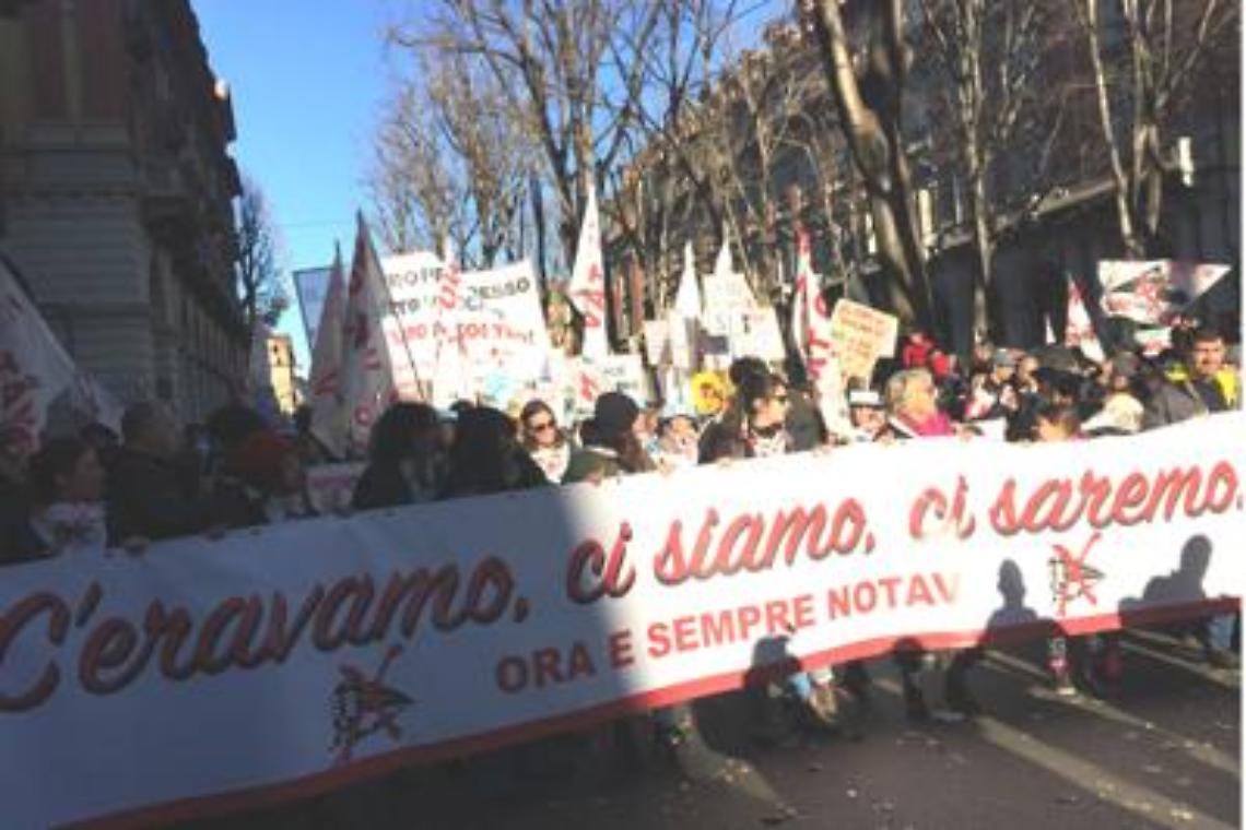 No Tav in corteo per le strade di Torino