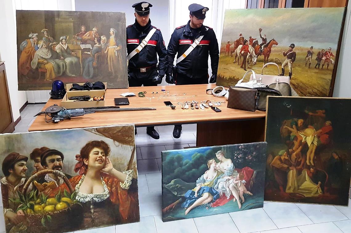 In auto con dipinti e preziosi rubati, arrestati due albanesi