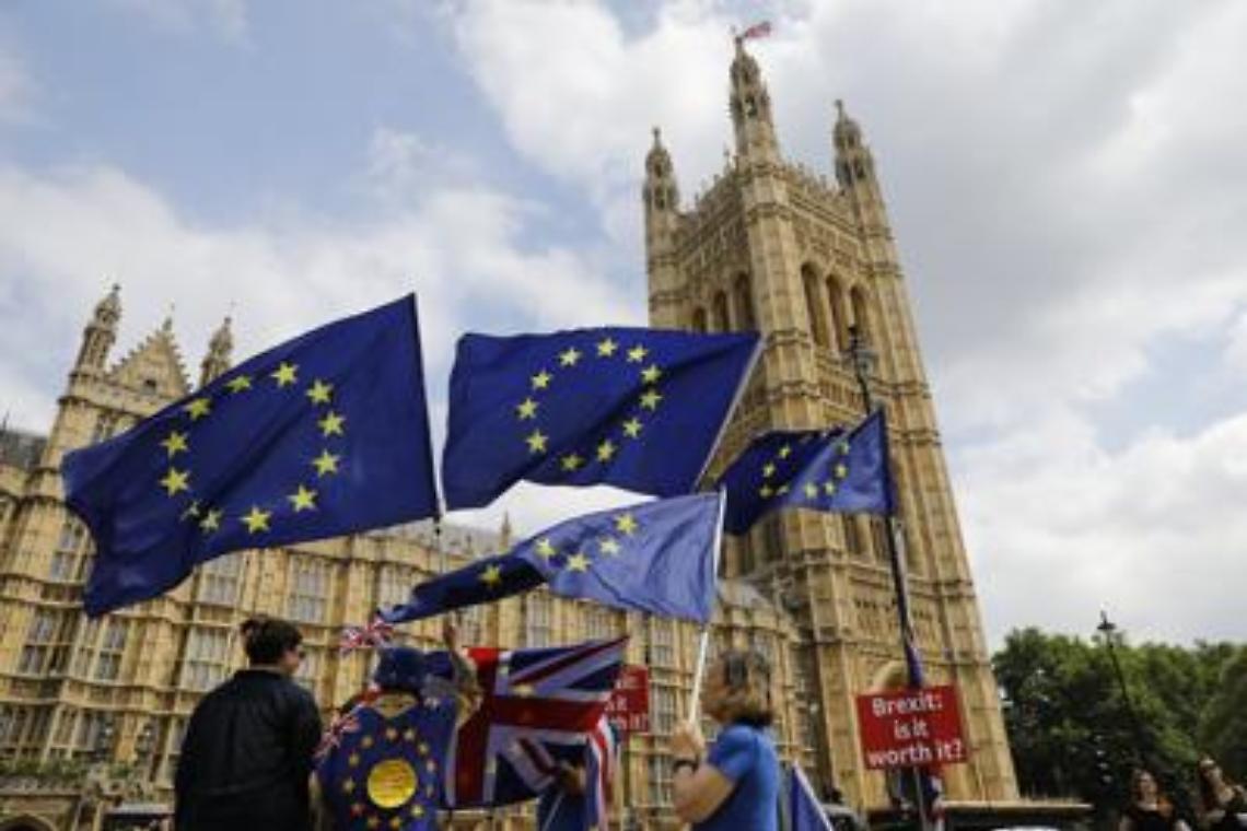 Brexit, May si arrende: rinviato il voto