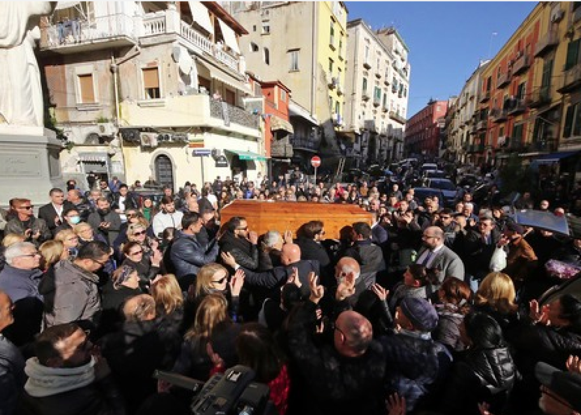 Morto per infarto durante la rapina, abbraccio tra figli della vittima e del rapinatore