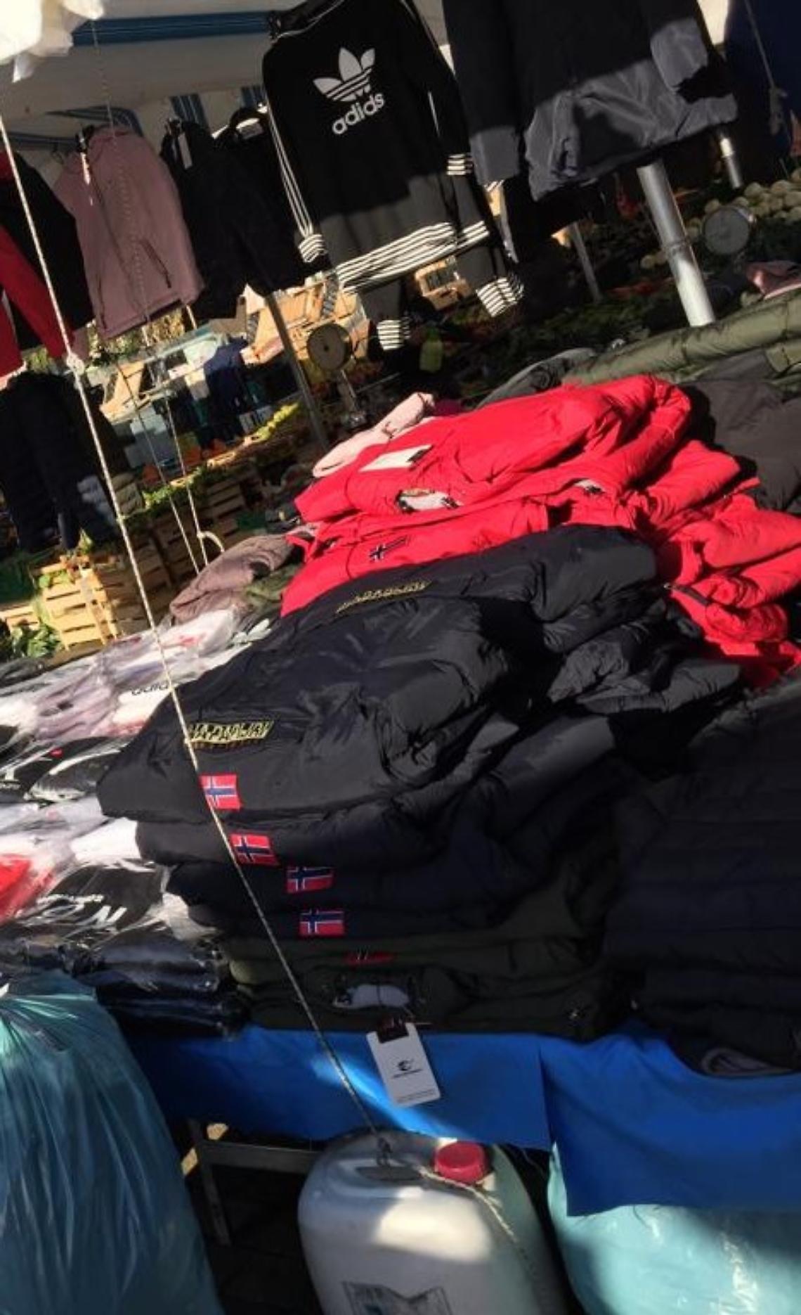Mercato di Fuorigrotta, sequestrati 3.000 capi contraffatti