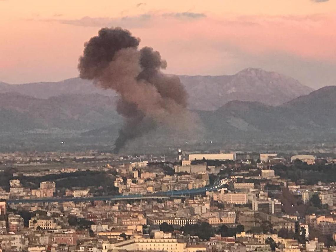 Incendio sulla Circumvallazione esterna tra Napoli e Casoria