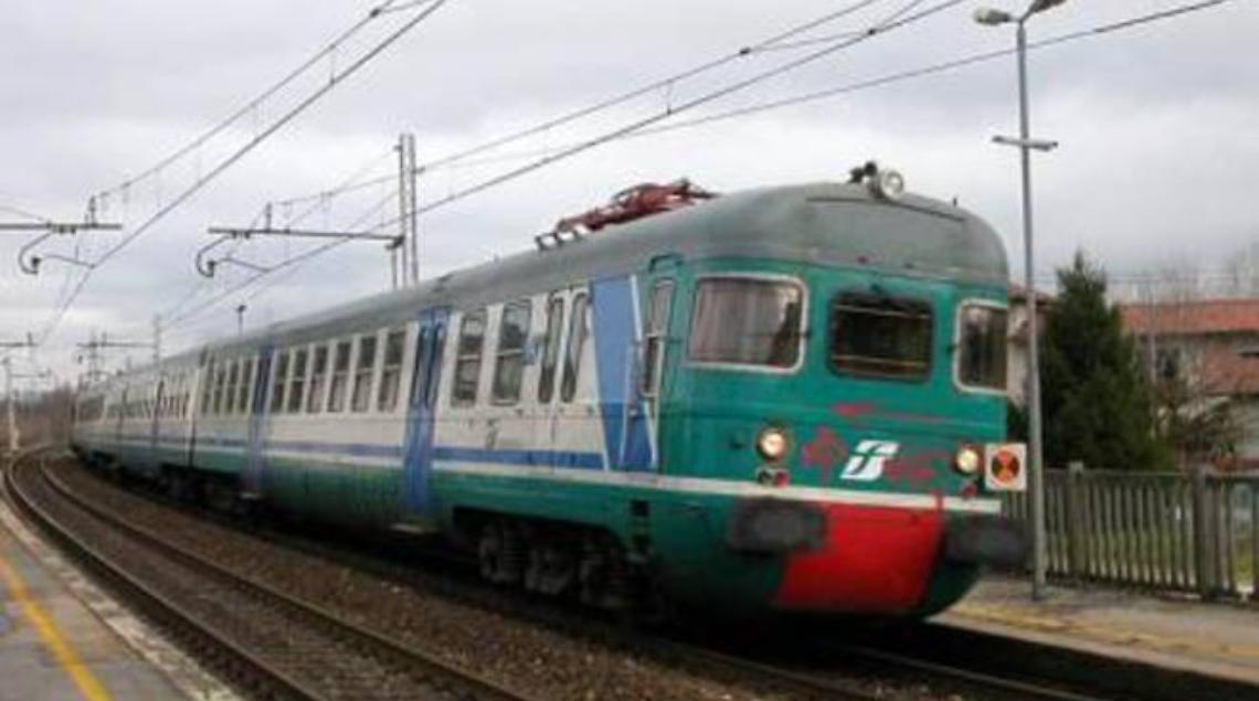 Lancio di sassi contro un treno, ferita una donna
