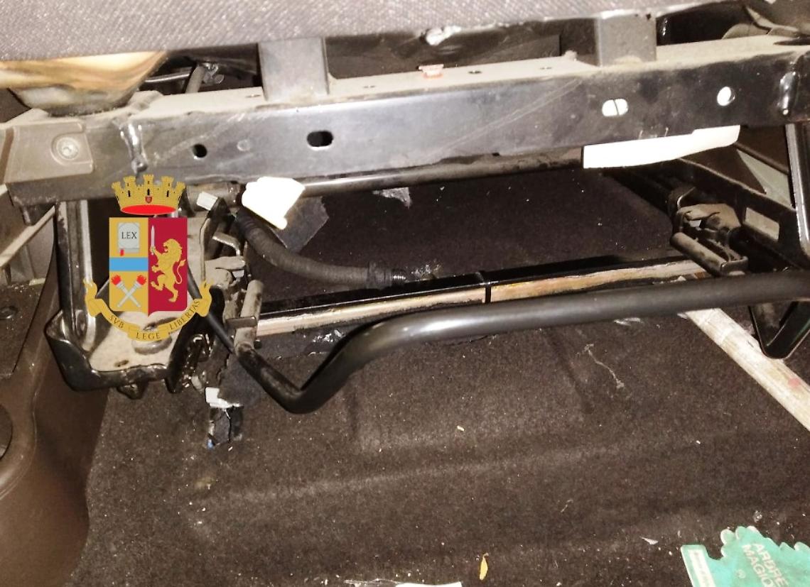 Oltre otto chili di hashish nascosti in auto, trovati anche abiti dell'Asia