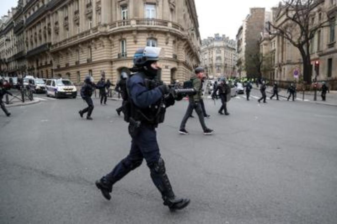 Parigi, lacrimogeni contro gilet gialli